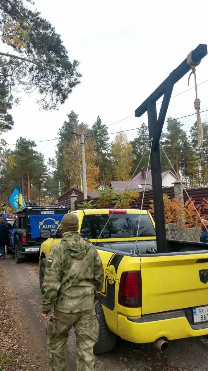 К дому главы КС подвезли виселицу 2 1 16