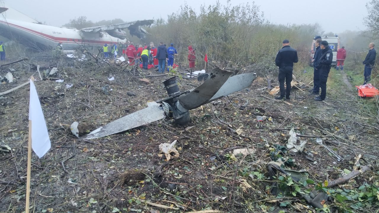 Пять человек погибли при падении самолета Ан-12 во Львове 1 1490352 1933744