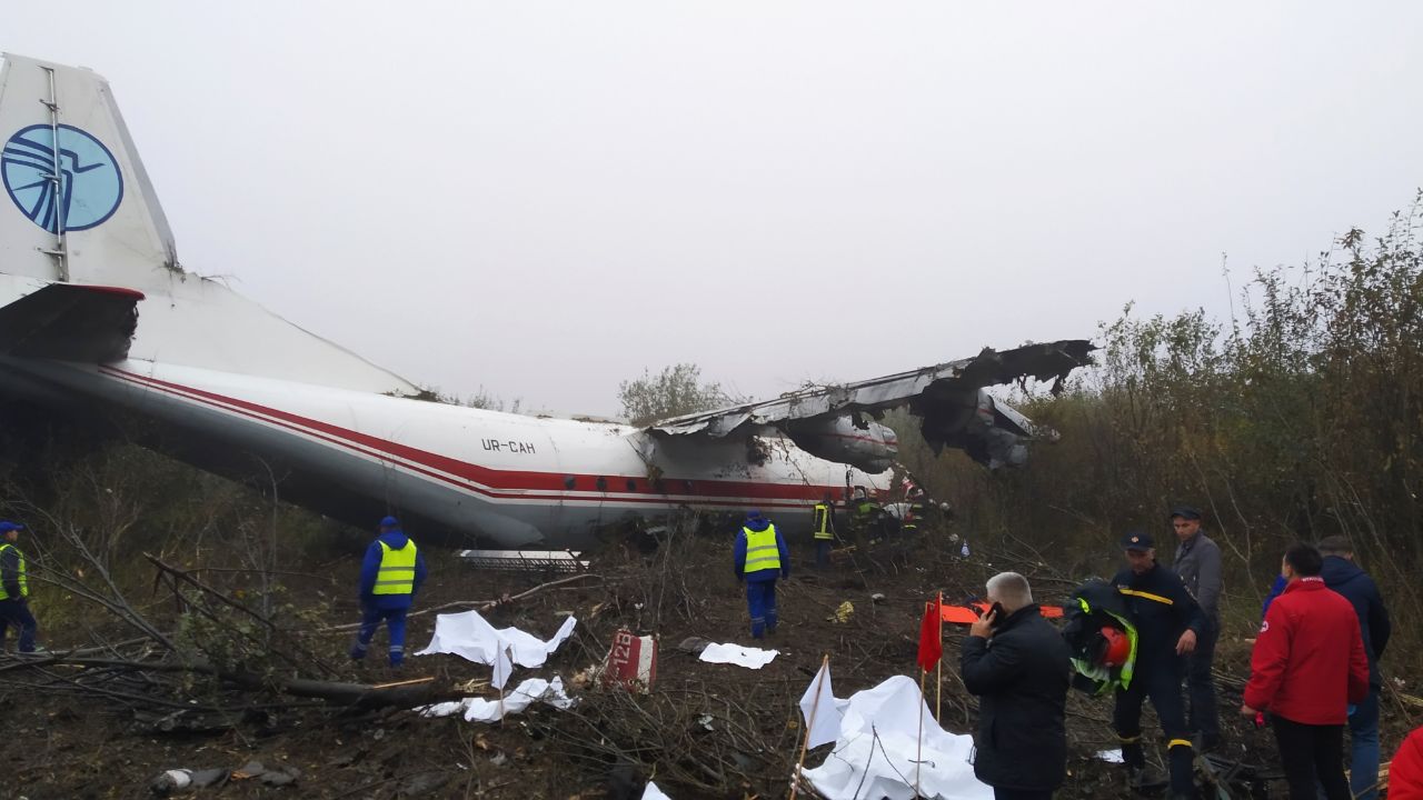 Пять человек погибли при падении самолета Ан-12 во Львове 2 1490352 1933748