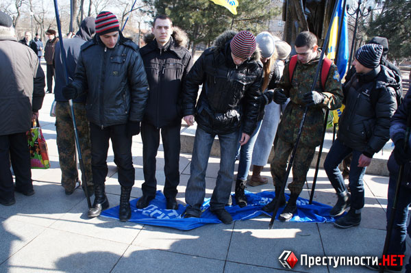 В Николаеве растоптали флаг Партии регионов 1 44444