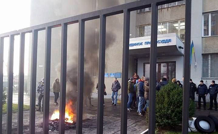 В Черкассах разгромили суд, отказавшийся арестовать бизнесмена-ворюгу 1 5a2a757f6f287 1