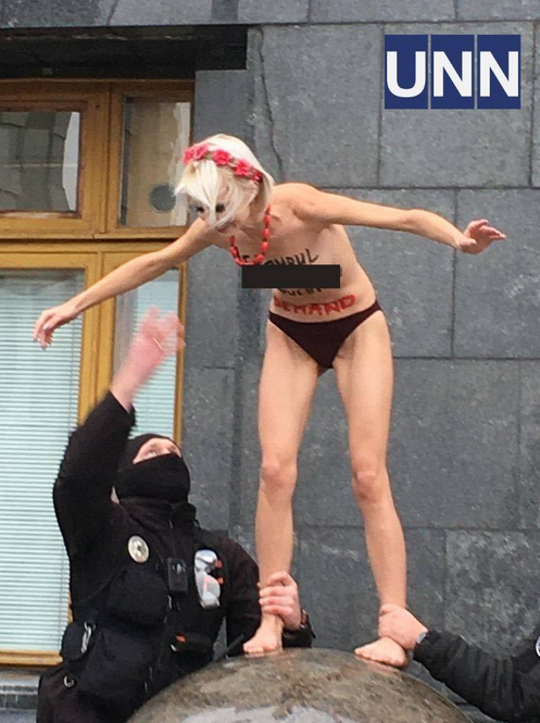 Возле офиса Зеленского задержали раздетую феминистку 1 620e1e7b95a189e7a445f8732637e775
