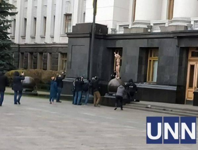 Возле офиса Зеленского задержали раздетую феминистку 2 a2b3444794e2ee7f55e61e5d2fb8dc3a