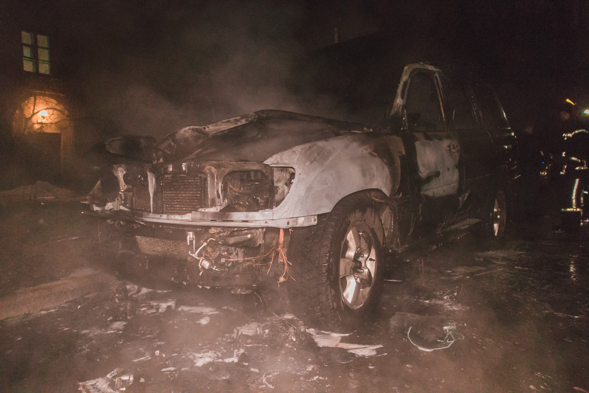 В Киеве сожгли машину депутата от "Свободы" 1 burnt car 11 of 13