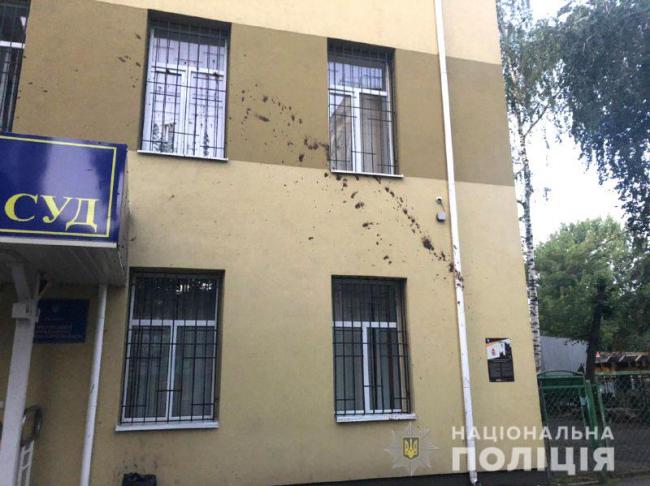 В Ровно облили дерьмом горсуд 1 vimae ekshumatsii tila batka shchob zabrati z trun20200811 9029