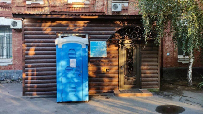 В Днепре филатовцы дразнят судью биотуалетом 1 9282eccc502582708c771d9a1b9b9c7007ff4ab0